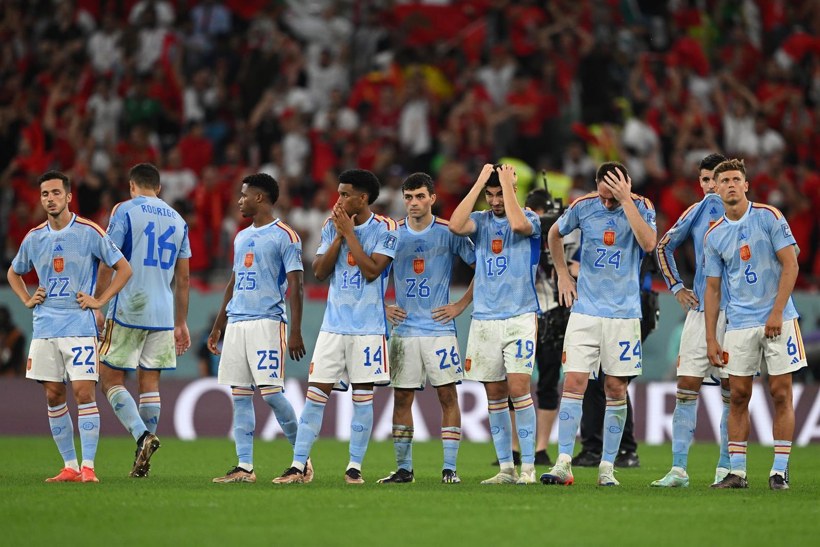 Los jugadores de España durante la tanda de penaltis del partido contra Marruecos en octavos de final del Mundial de Catar. EP
