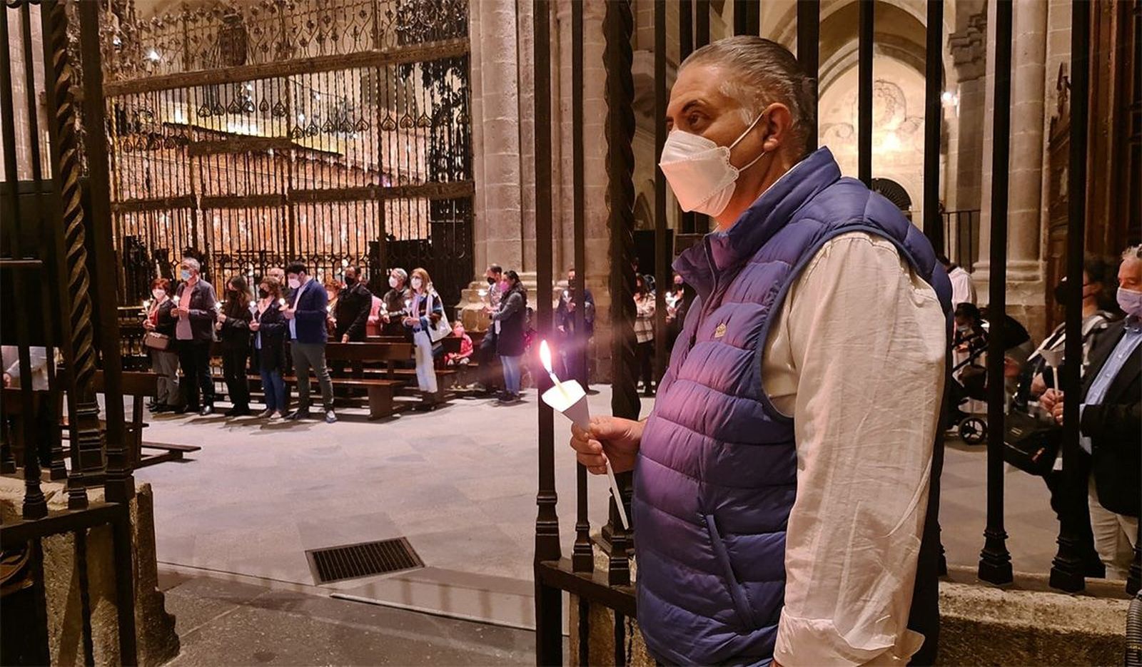 Un fiel con mascarilla en la Catedral FOTO Diócesis de Zamora