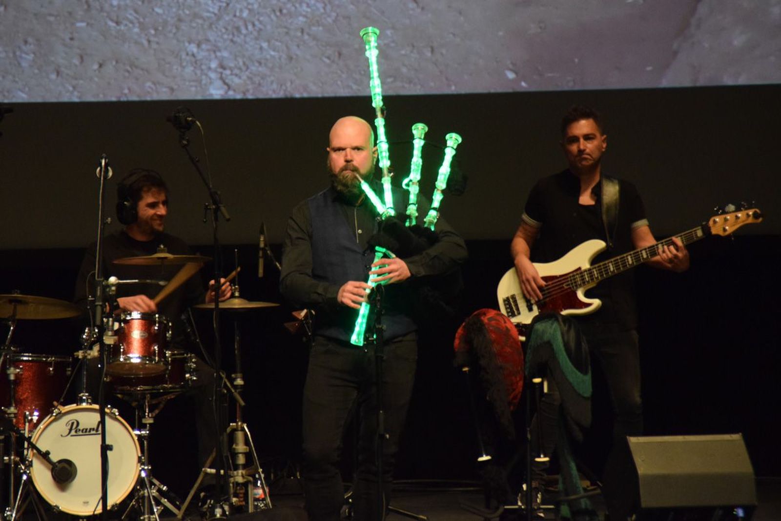 un-instante-de-la-actuacion-con-la-gaita-led