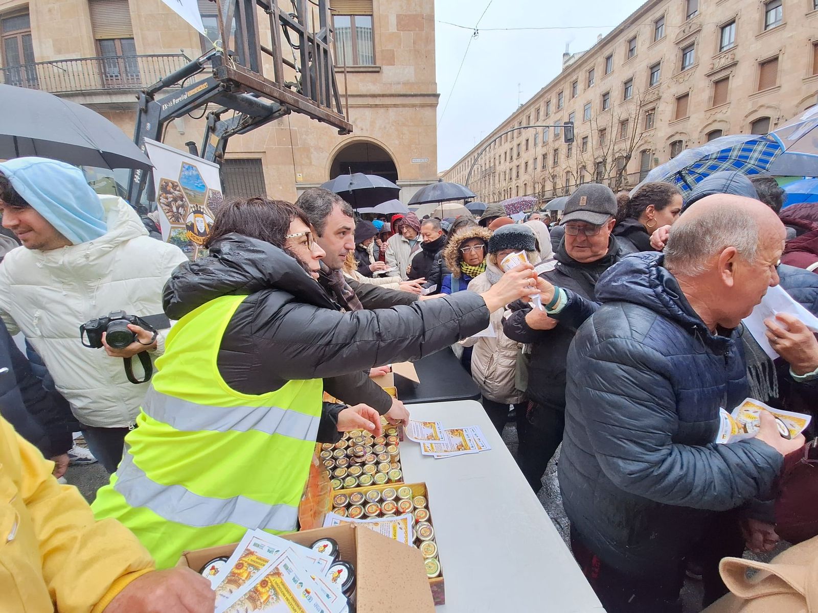 Los apicultores reparten mil tarritos de miel en protesta por el acuerdo de Mercosur  (10).jpeg