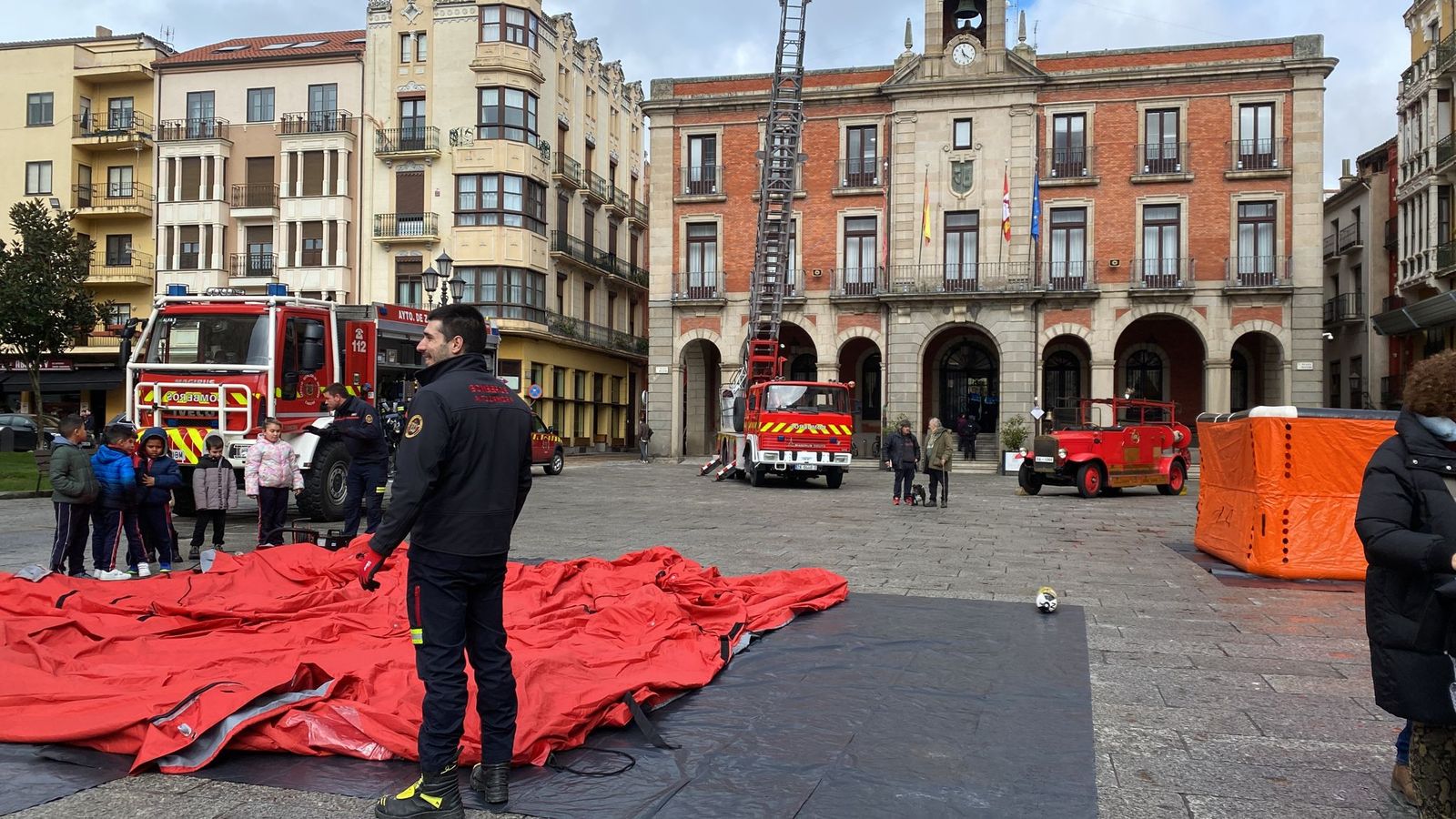 exposicion-de-los-bomberos-en-la-plaza-mayor-2