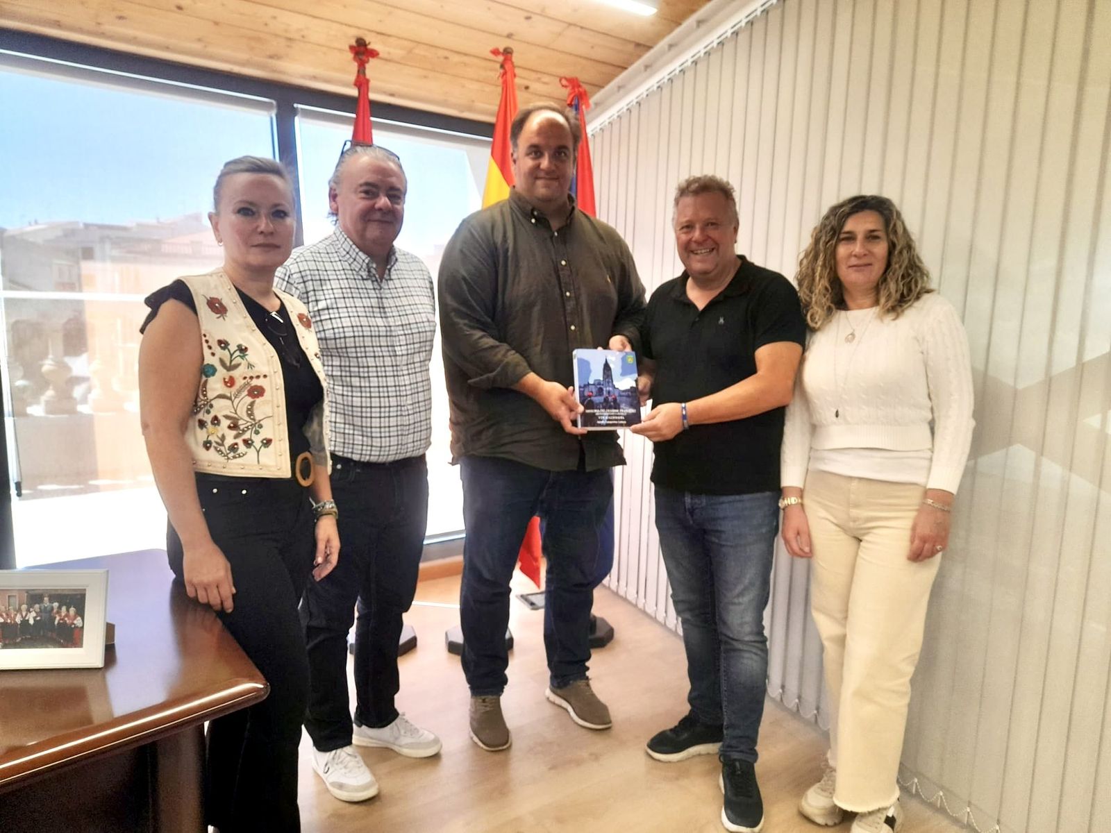 Reunión del Ayuntamiento con representantes de Oviedo