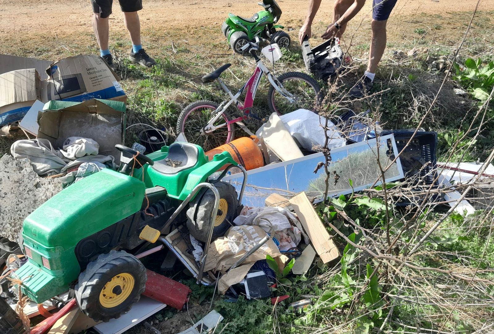 Vertidos ilegales en Tagarabuena