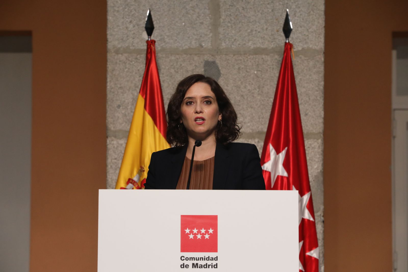 La presidenta de la Comunidad de Madrid, Isabel Díaz Ayuso, comparece en rueda de prensa para detallar las nuevas medidas en la región ante el COVID-19, en la Real Casa de Correos, Madrid (España),