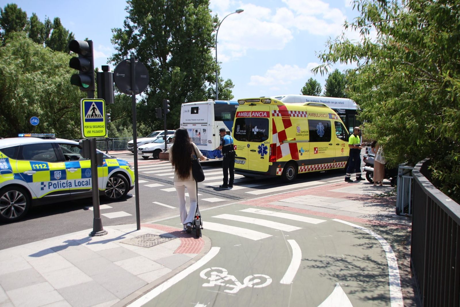 Colisión entre una moto y un vehículo en la rotonda de Los Milagros, puente de Sánchez Fabrés