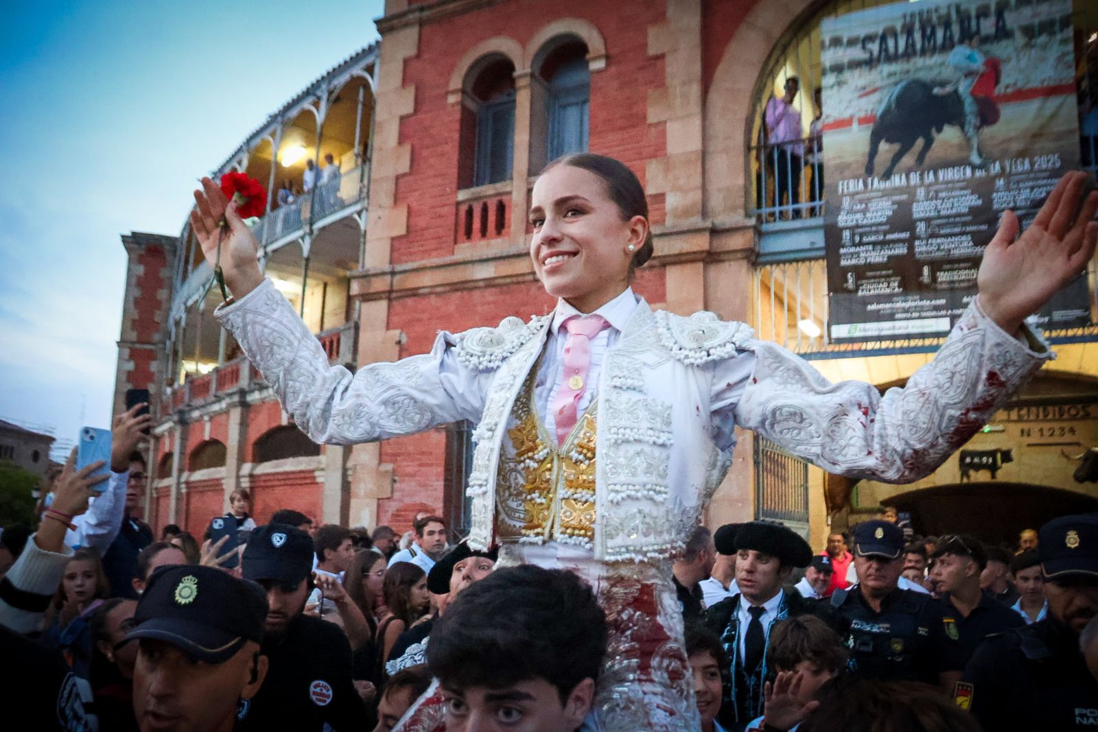 Olga Casado a hombros en La Glorieta en el primer festejo de la feria taurina 2025