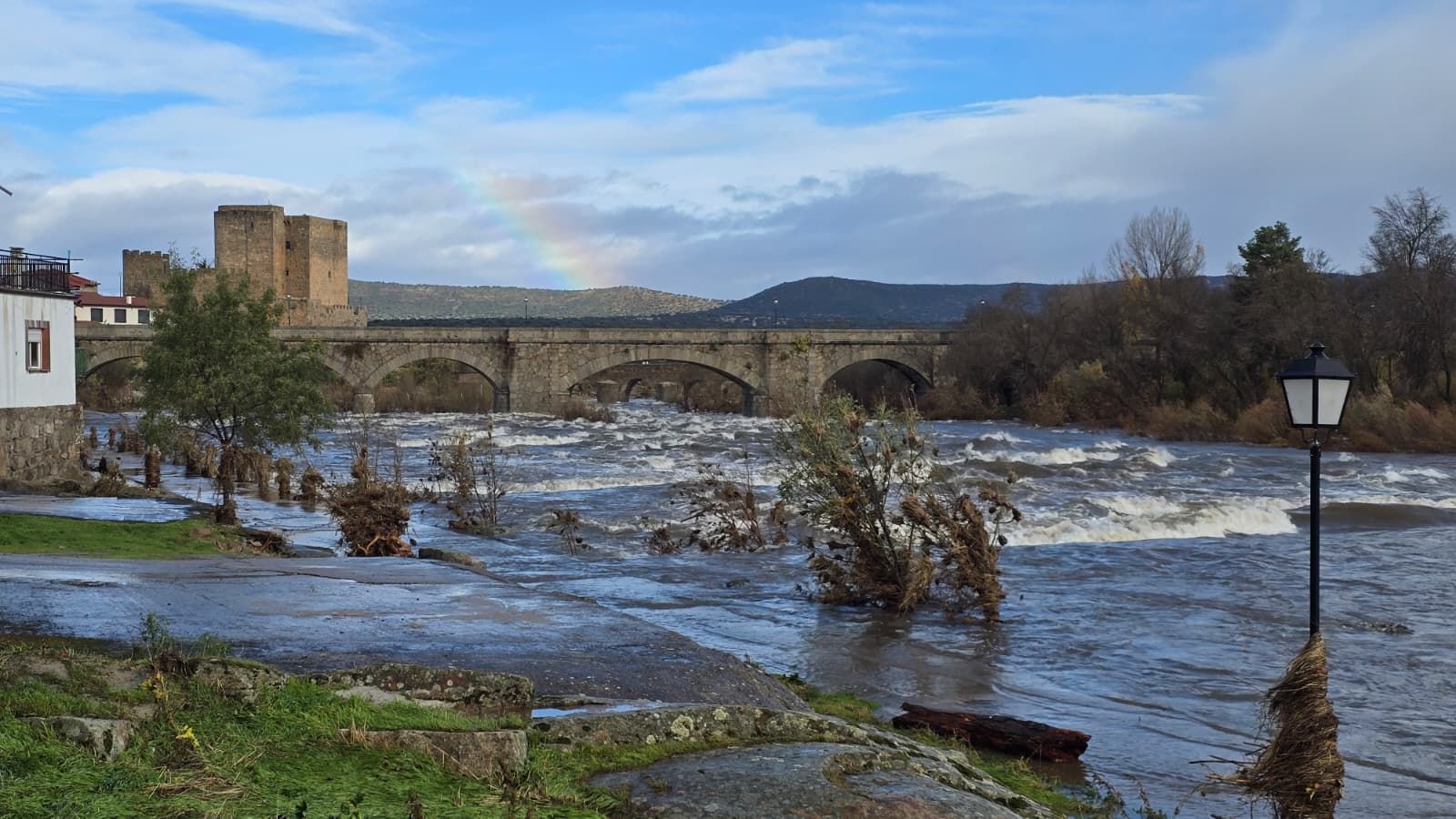 El río Tormes desbordado a la altura del Puente del Congosto