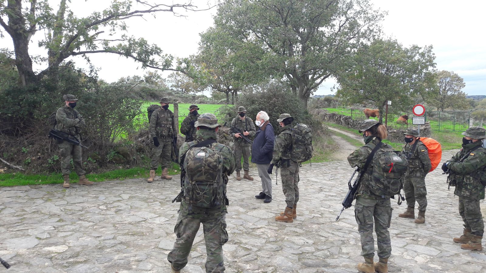 El Alcalde de Saldeana saludando a la Compañia del Cuartel General del Mando de Ingenieros.