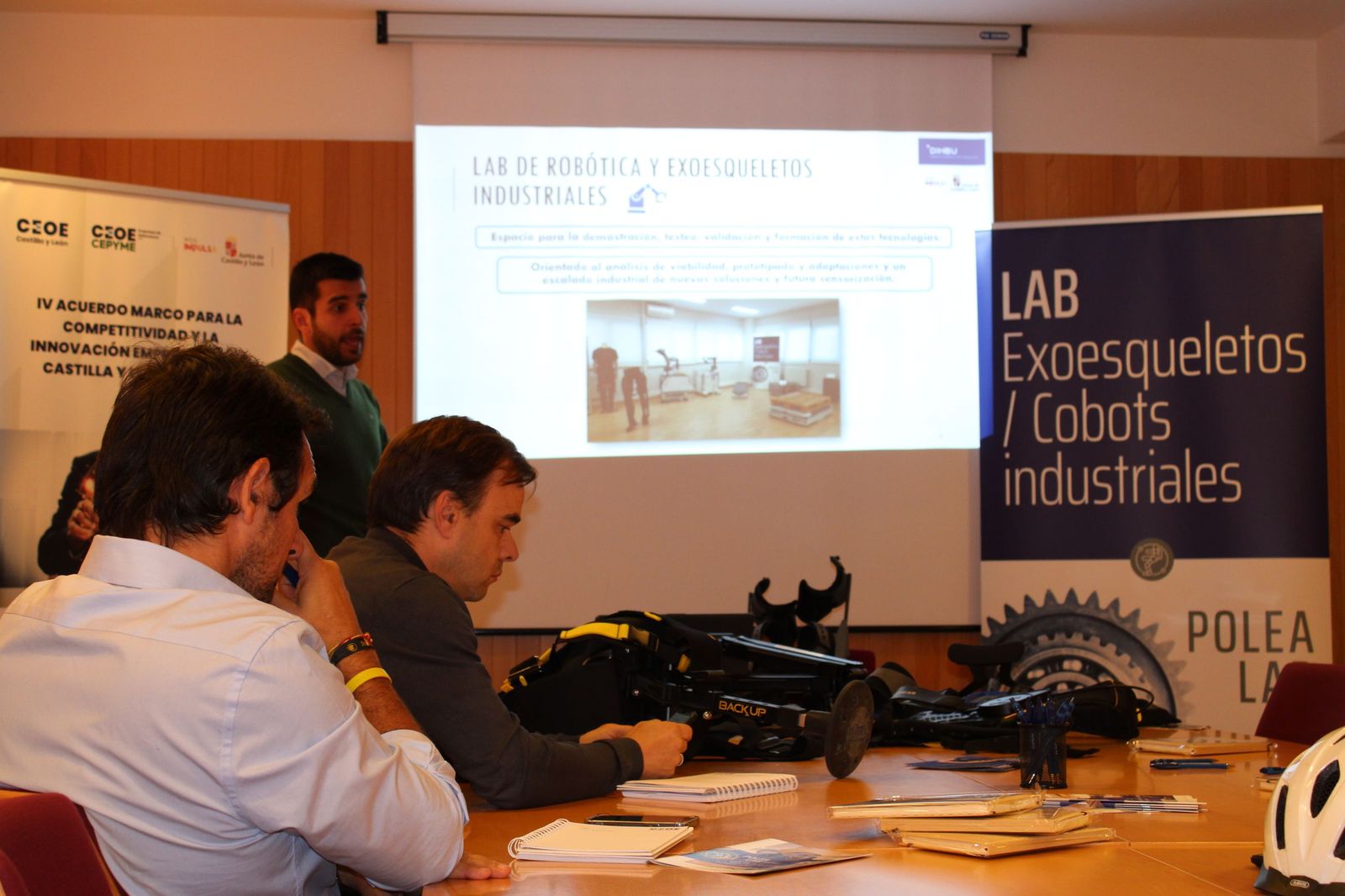 Demostración del funcionamiento de exoesqueletos industriales