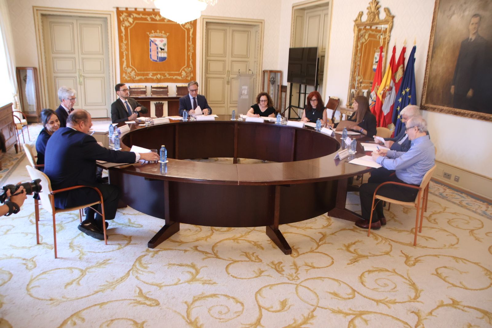 El alcalde de Salamanca, Carlos García Carbayo, preside la reunión del Jurado de Honores y Distinciones