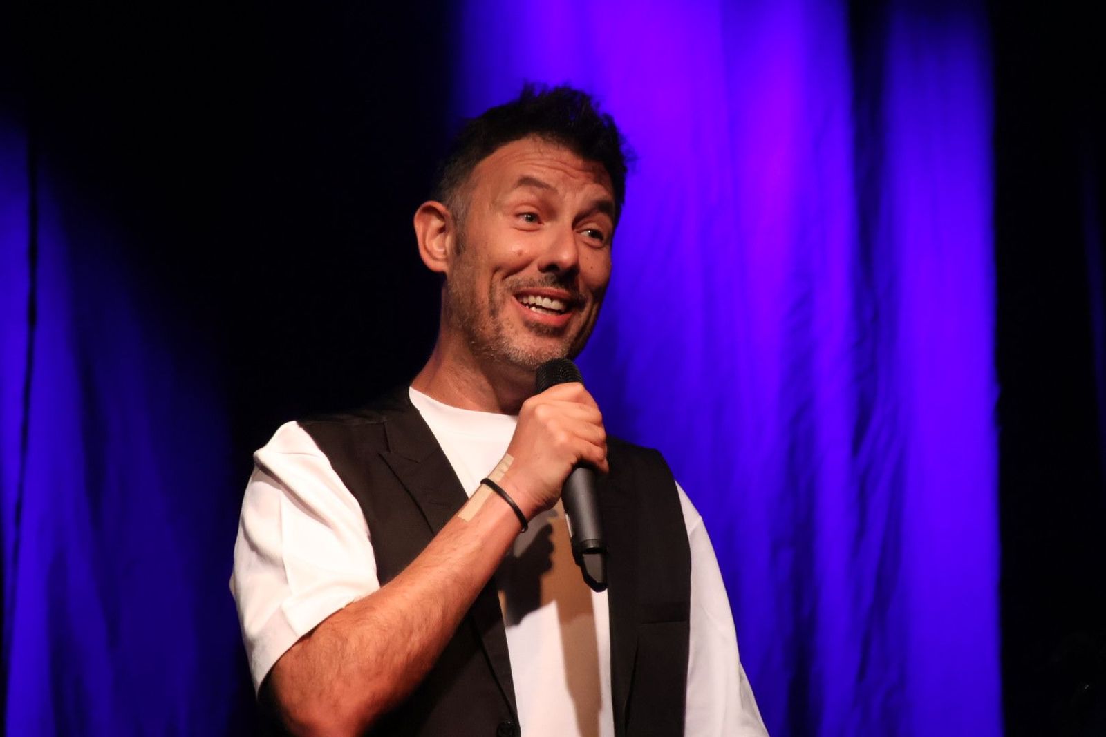 Archivo. Iñaki Urrutia durante un festival de comedia en Guijuelo junto a Miguel Martín y Juancho Bernabé