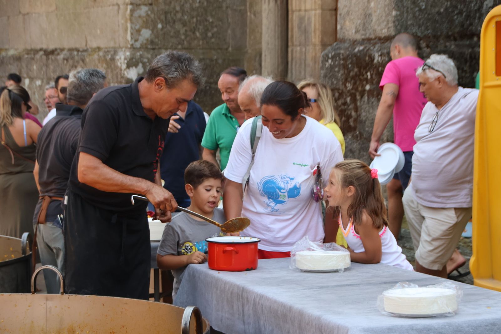 Masueco paella popular en la plaza