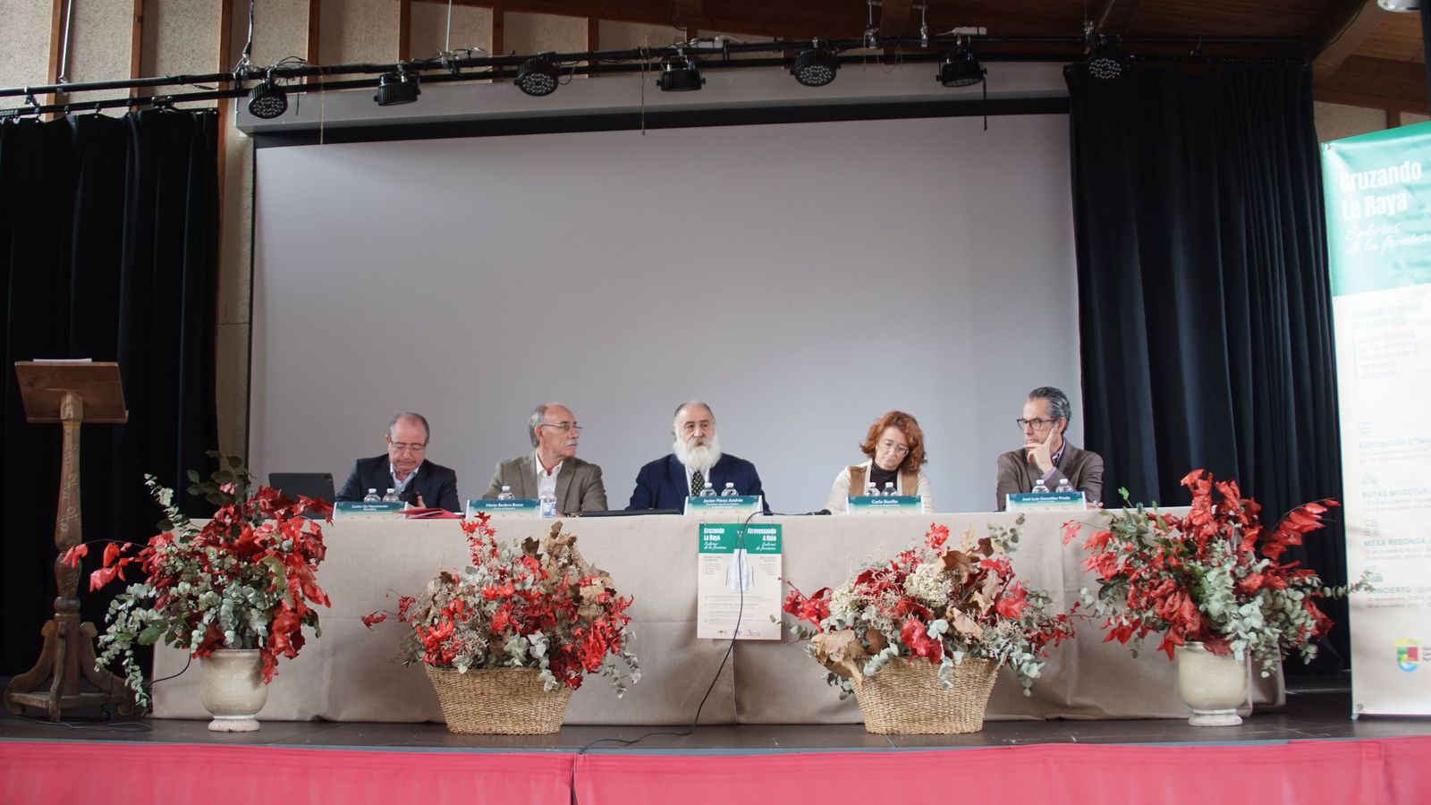 Los ponentes durante el evento 'Cruzando la Raya'