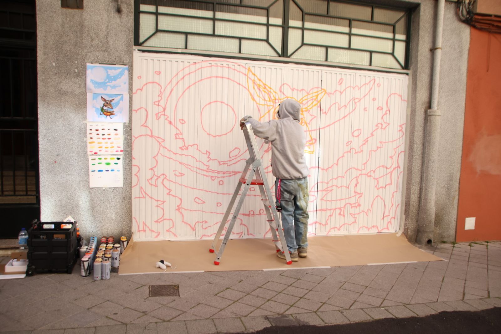 Los artistas de la Plaza del Oeste comienzan a pintar los murales
