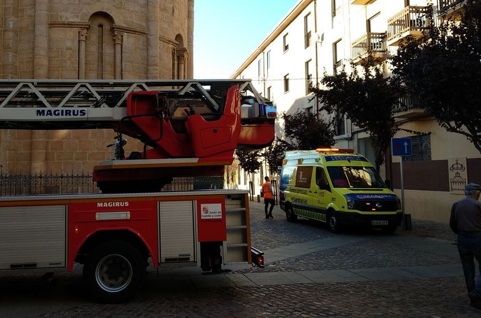 Bomberos y ambulancia en el casco antiguo. Archivo