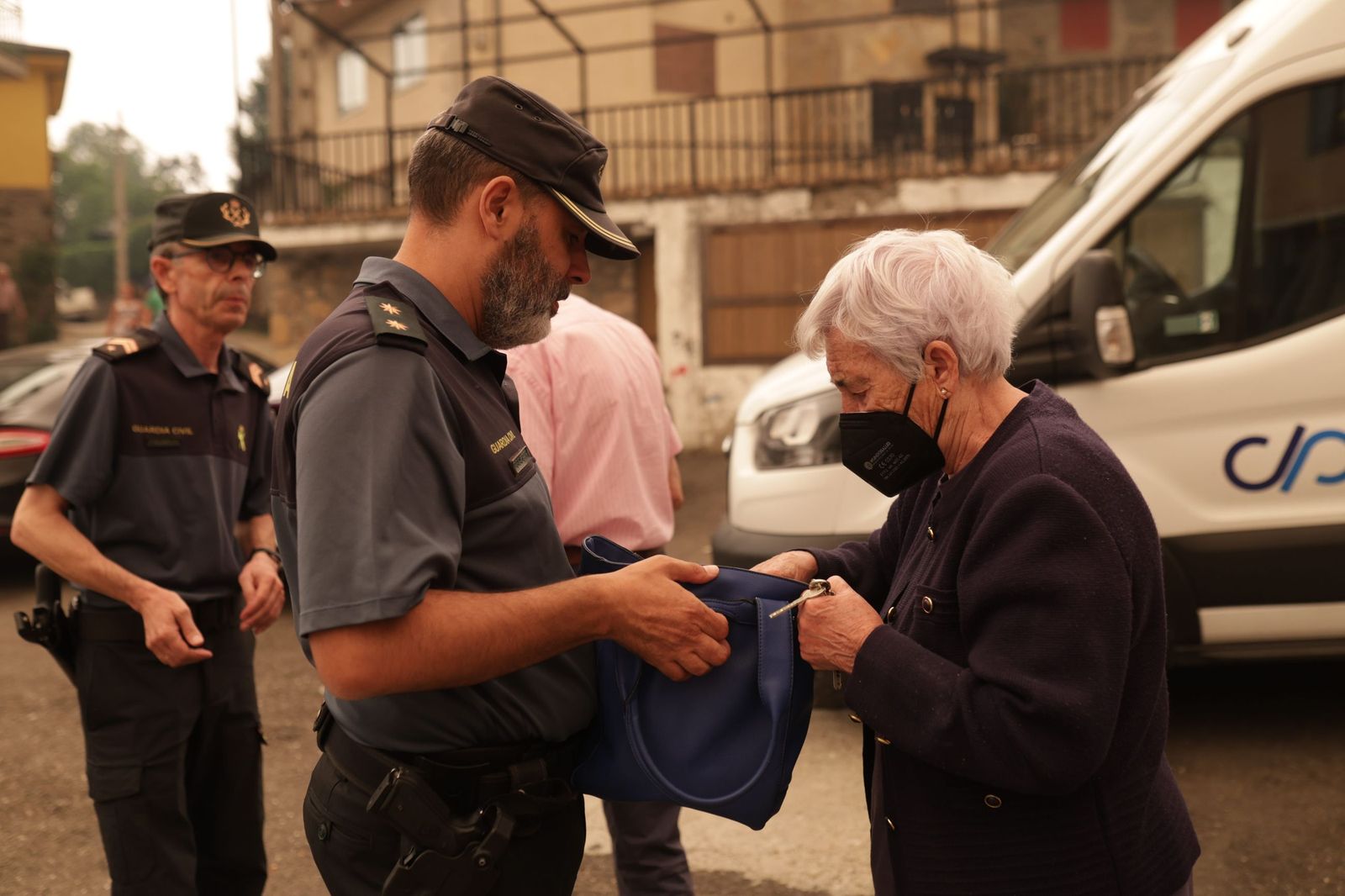 Desalojo de los vecinos de San Ciprián de Sanabria por el incendio en Porto