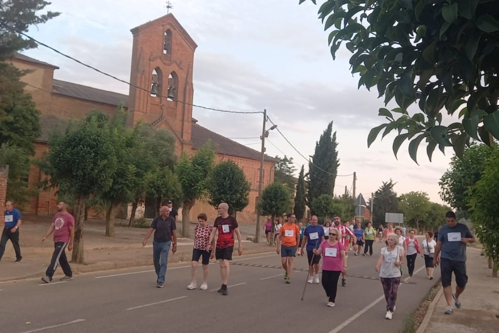 Más de 250 almas solidarias de Castroverde de Campos caminan contra el cáncer