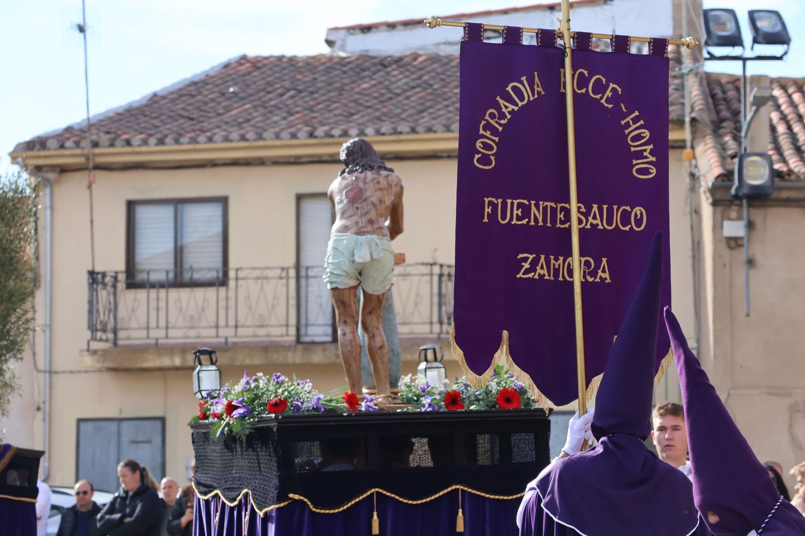 Revive las imágenes de la procesión del Santo Entierro en Fuentesaúco
