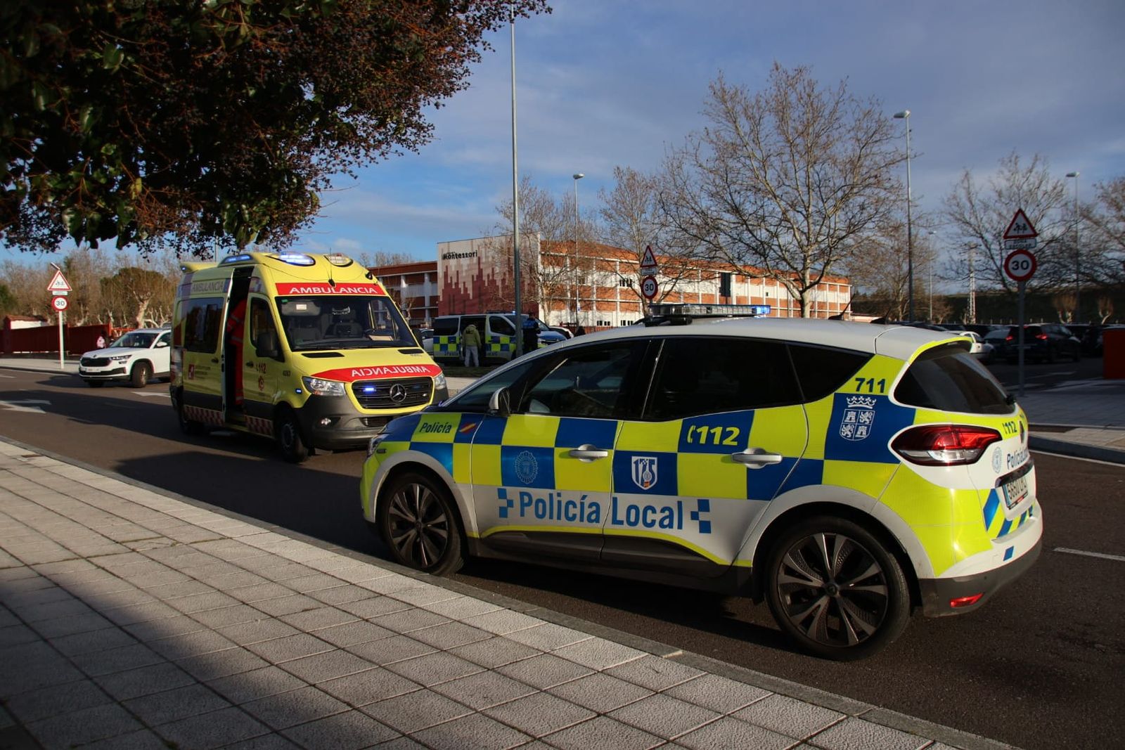 policia-local-y-ambulancia-en-un-atropello-en-la-calle-rafael-lapesa-5