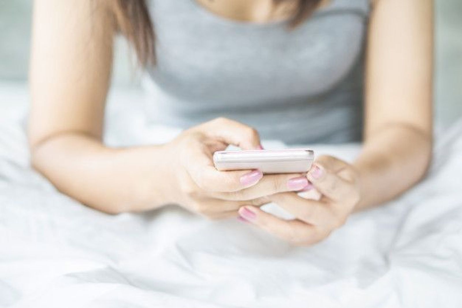 Mujer con un teléfono en la mano
