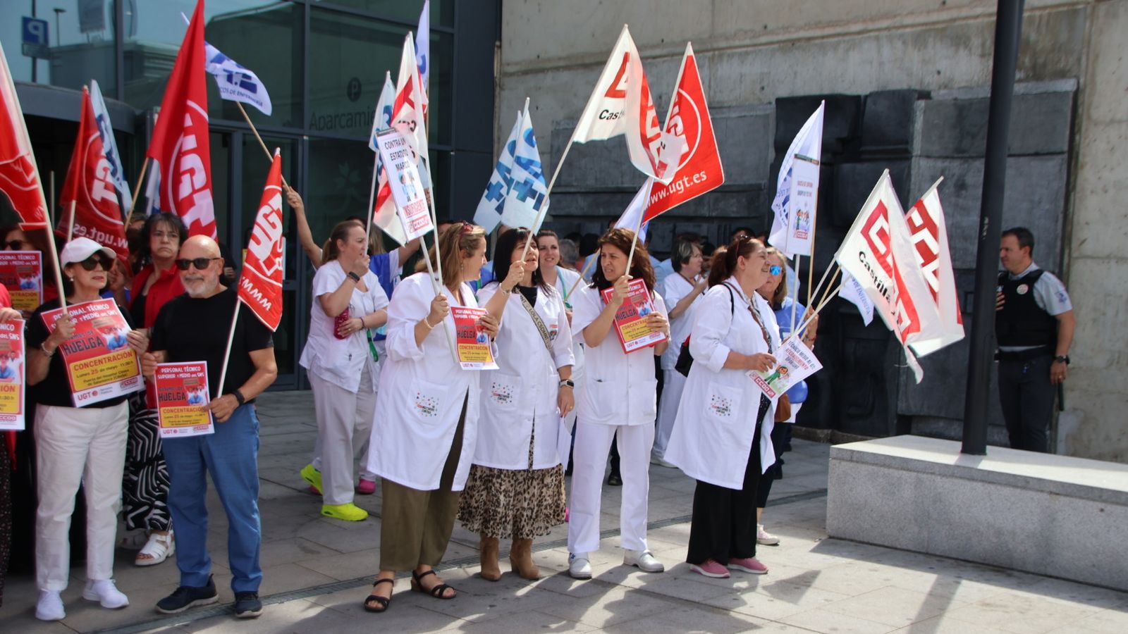 Concentración de los técnicos medios y superiores a las puertas del Hospital de Salamanca