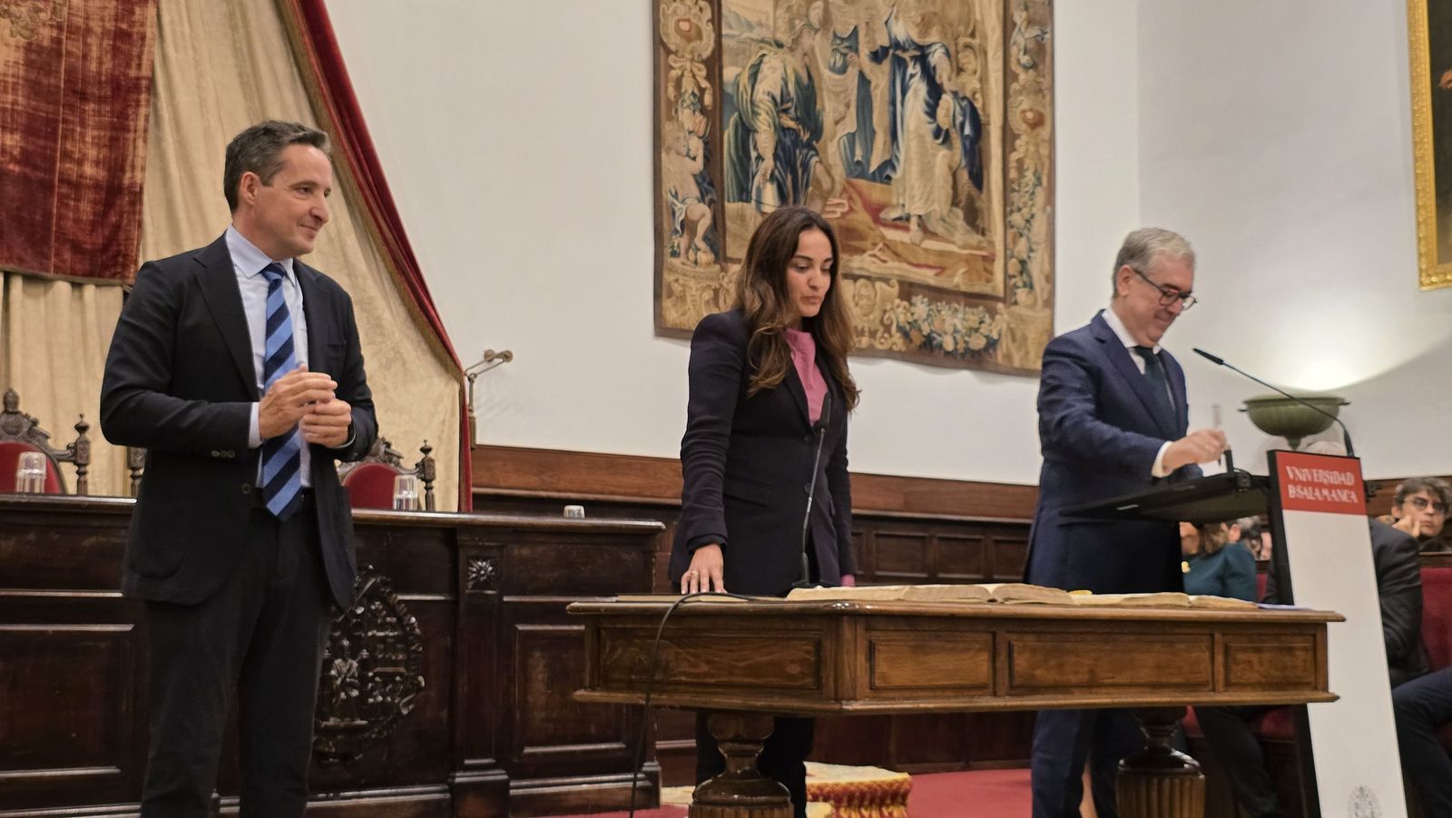 El rector de la Universidad de Salamanca preside el acto de toma de posesión de nuevos cargos académicos y del personal docente e investigador