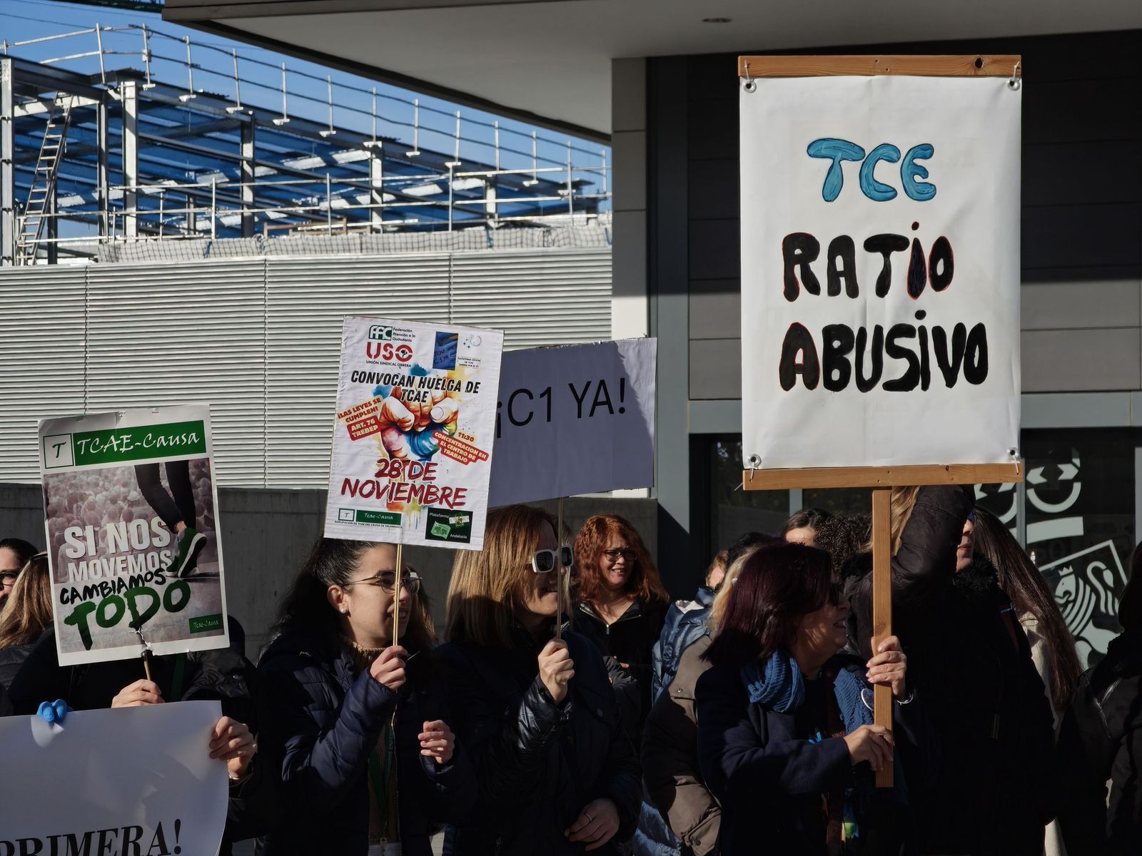 Las TCAEs de Salamanca se concentran a las puertas del hospital de Salamanca