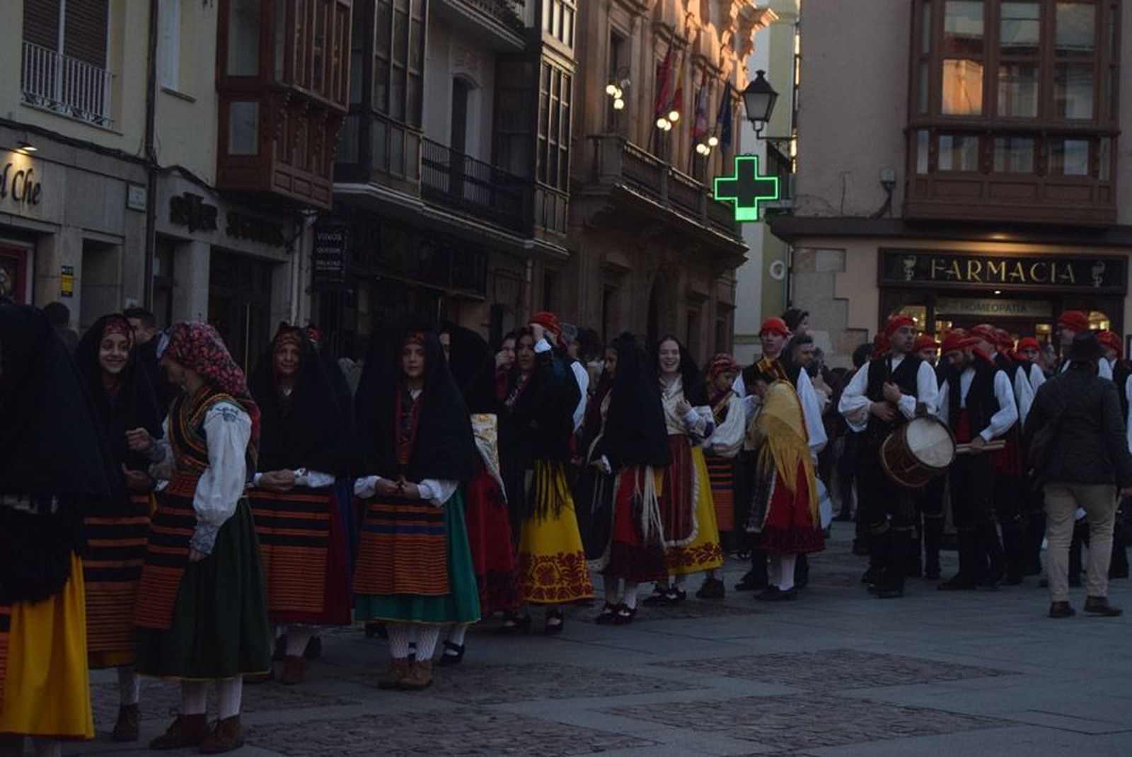 las-candelas-vuelven-a-unir-la-iglesia-de-san-juan-con-la-de-san-vicente-81