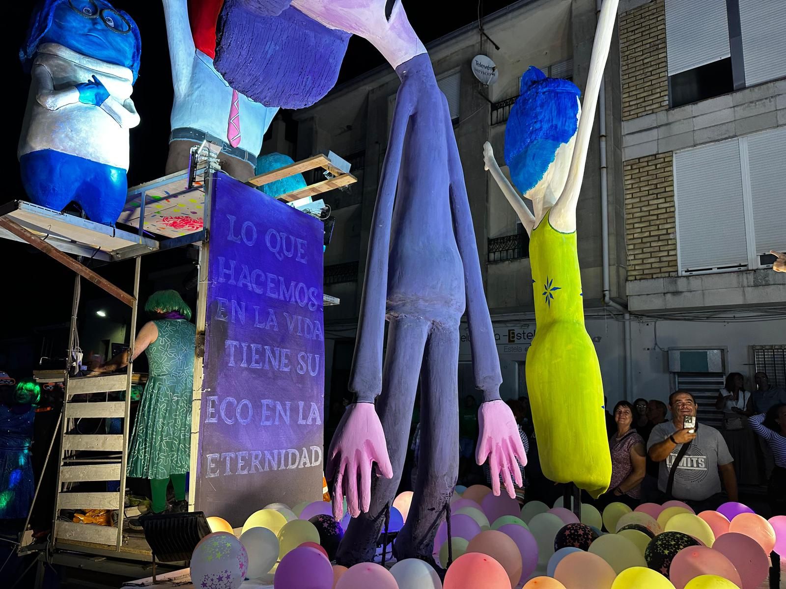 El desfile de carrozas de Aldeadávila vuelve a llenar de luz y color las calles en sus fiestas