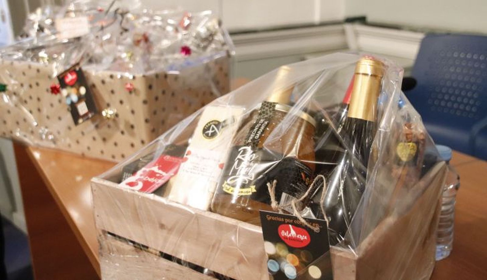 Javier García, presenta la promoción de Cestas de Navidad con productos de “Salamanca en Bandeja”.