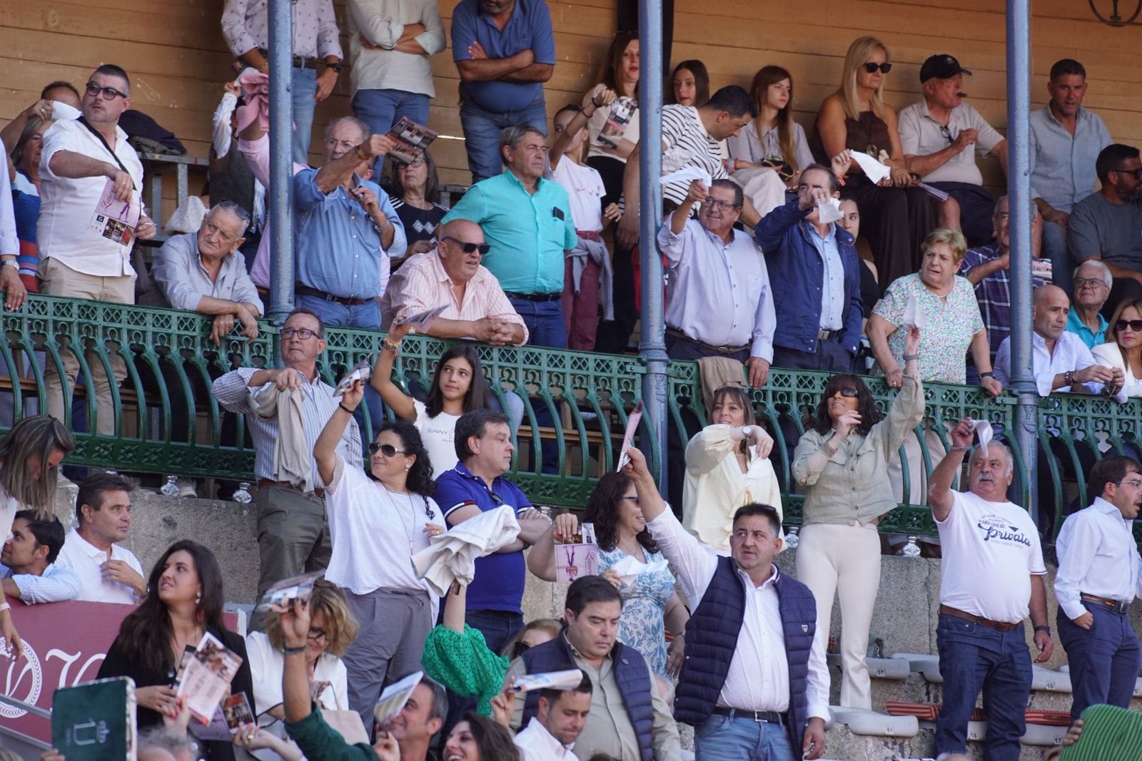 Así han vivido los salmantinos el primer festejo de la feria taurina 2025: imágenes del ambiente en los tendidos y en el patio de cuadrillas