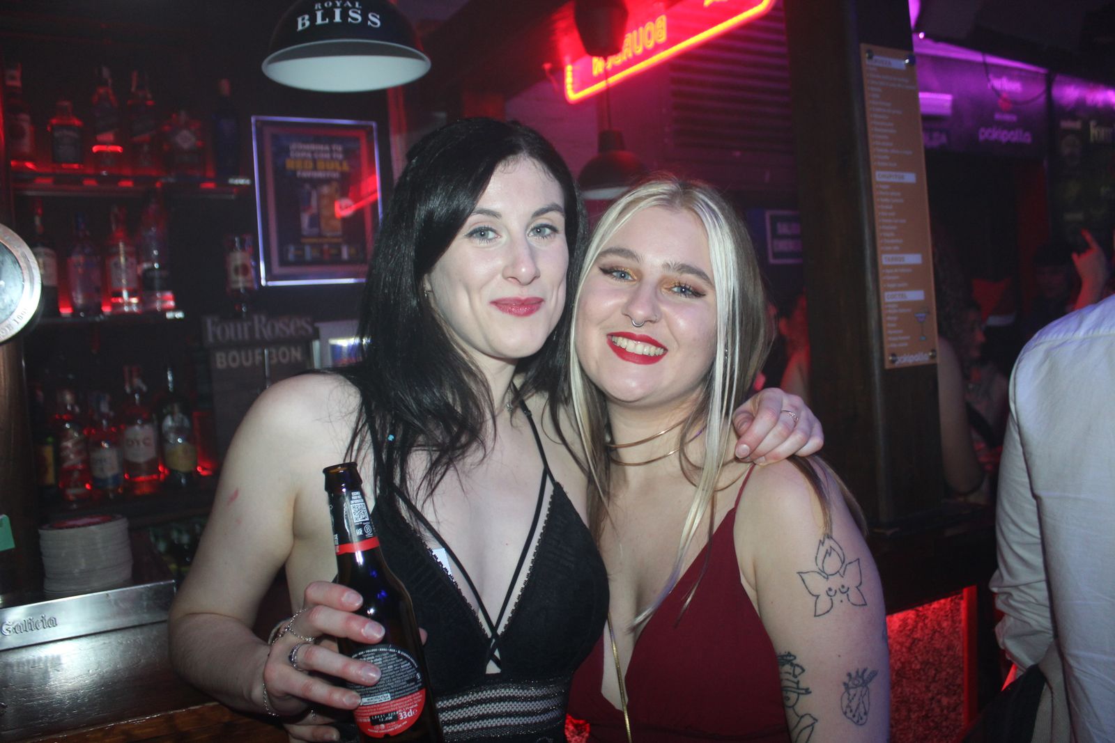 El Fin de Año Universitario continua por los bares de la capital del Tormes tras las doce campanadas