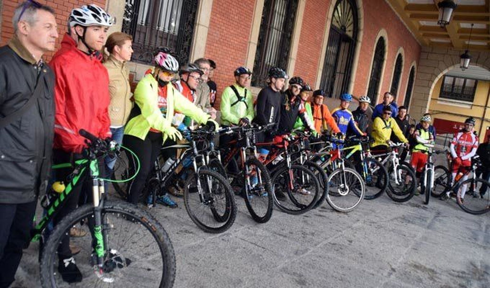 Bicizamora honra a los ciclistas fallecidos en Oliva y pide civismo a los conductores
