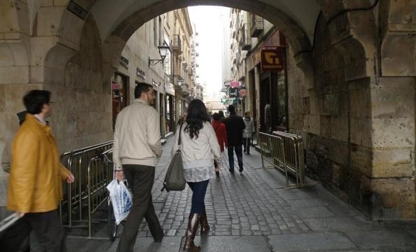 Entrada de acceso a la calle Prior desde la Plaza Mayor. Foto de archivo