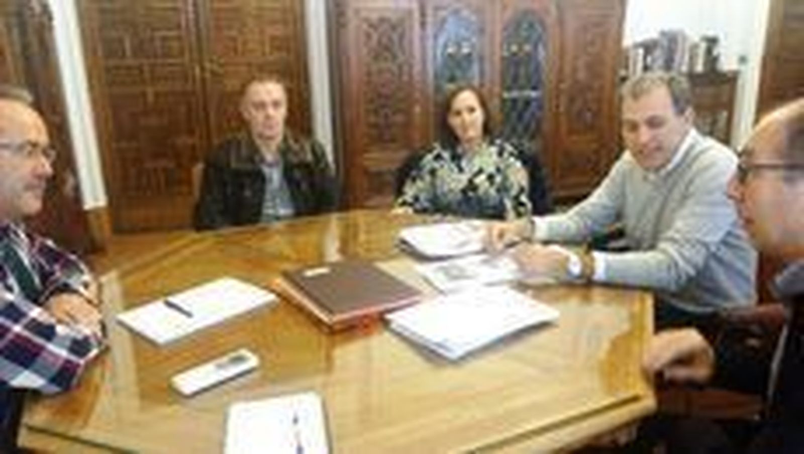 Guarido se compromete a requerir la agilización en la retirada del andamio de San Torcuato