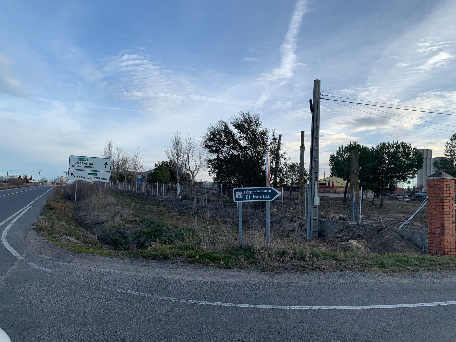Acceso al Polígono industrial El Inestal desde la carretera en Peñaranda y Piedrahita