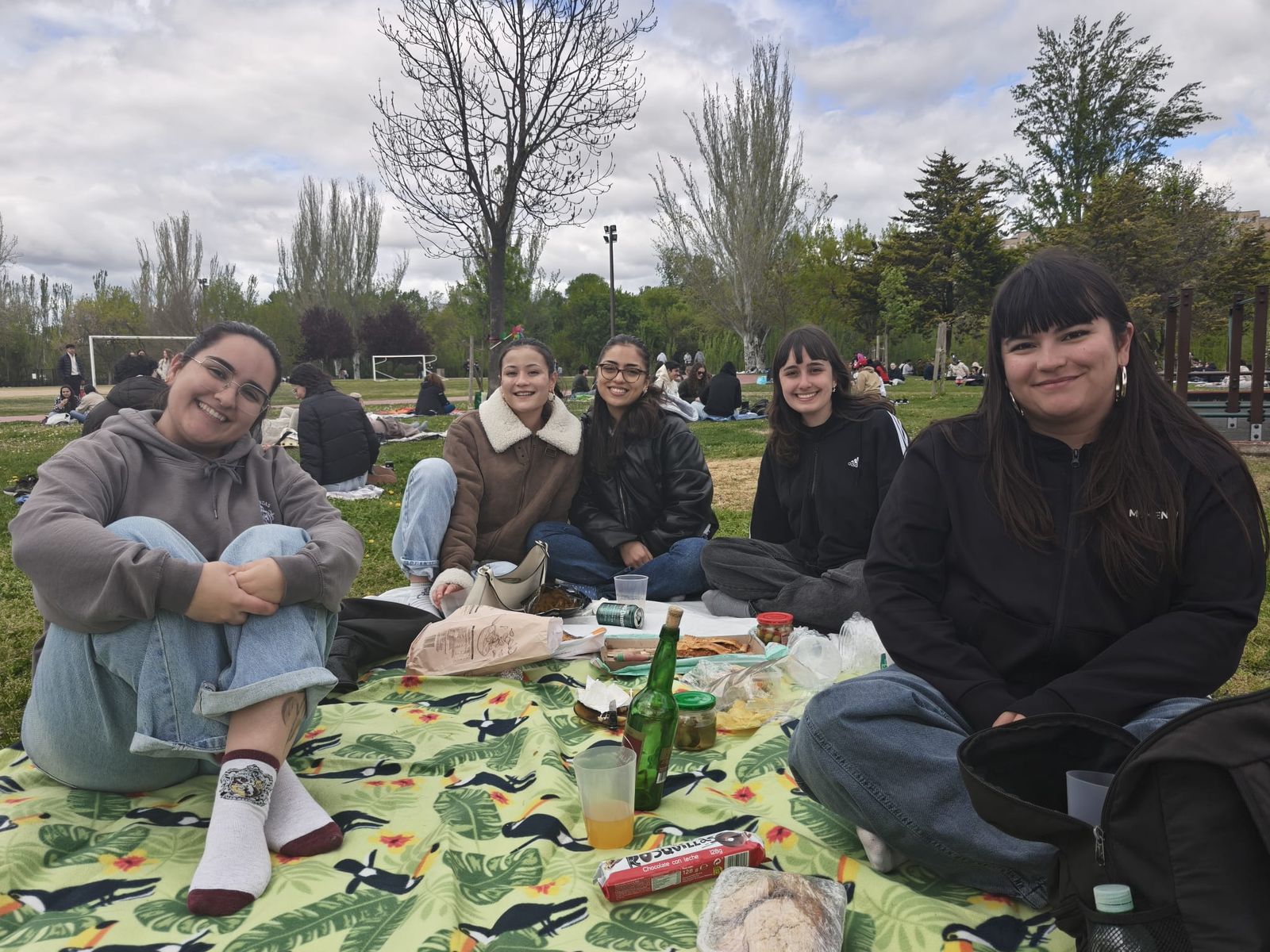 Un multitudinario Lunes de Aguas en Salamanca llena la ribera del Tormes