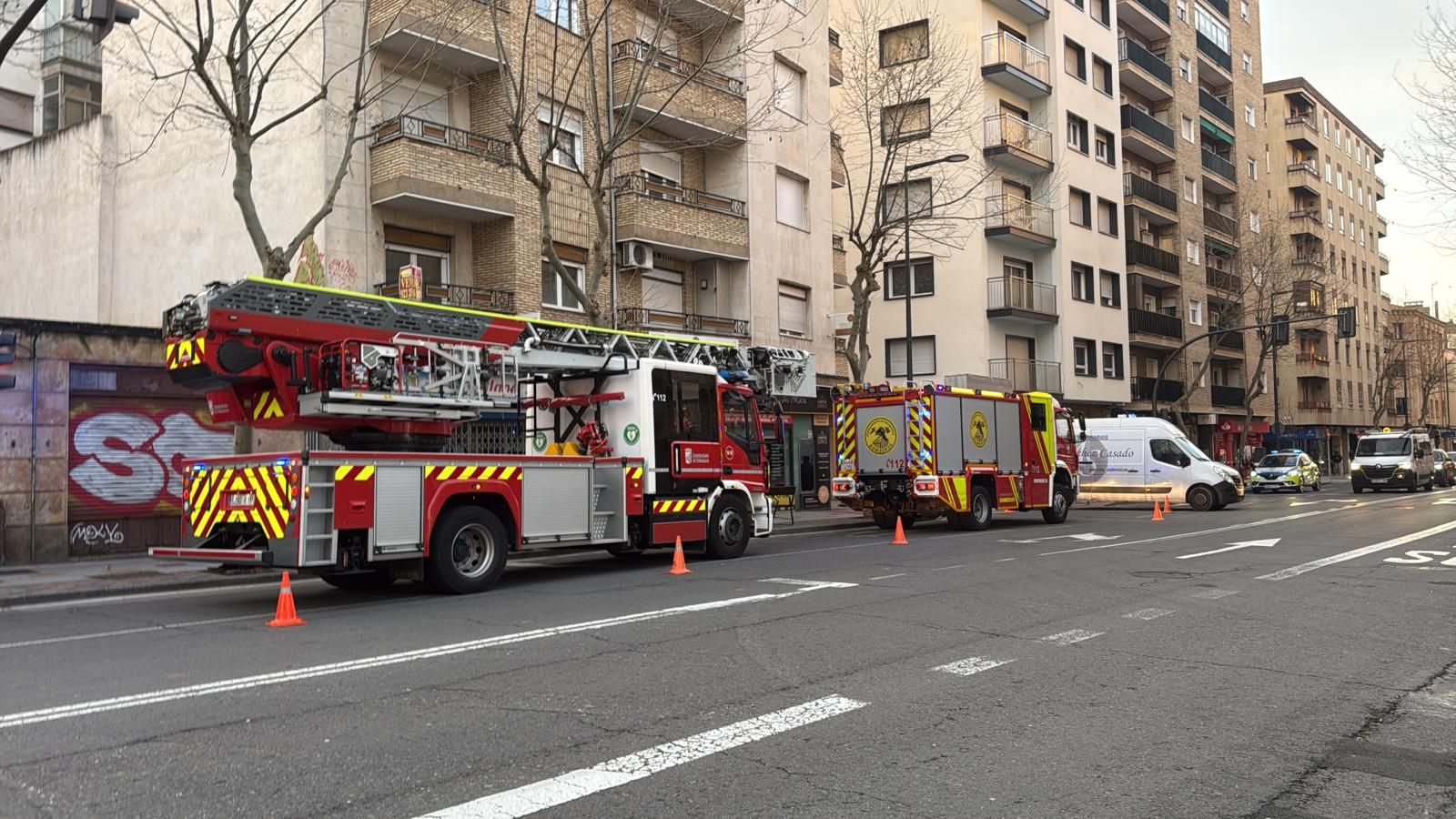 Bomberos del Ayuntamiento de Salamanca en la avenida de María Auxiliadora por un fuerte olor a metano