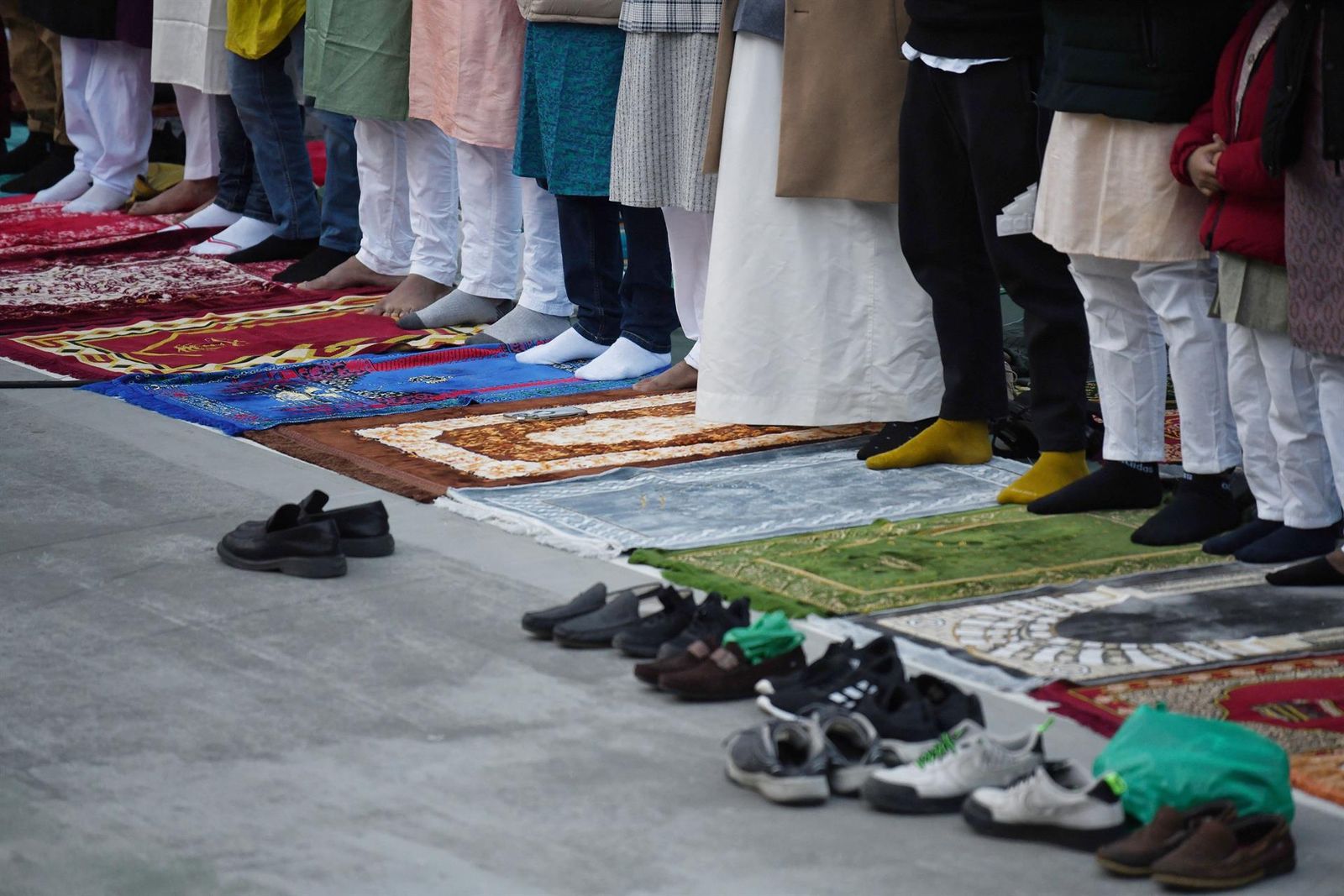 Archivo - Varias personas musulmanas rezando. - Fernando Sánchez - Europa Press - Archivo