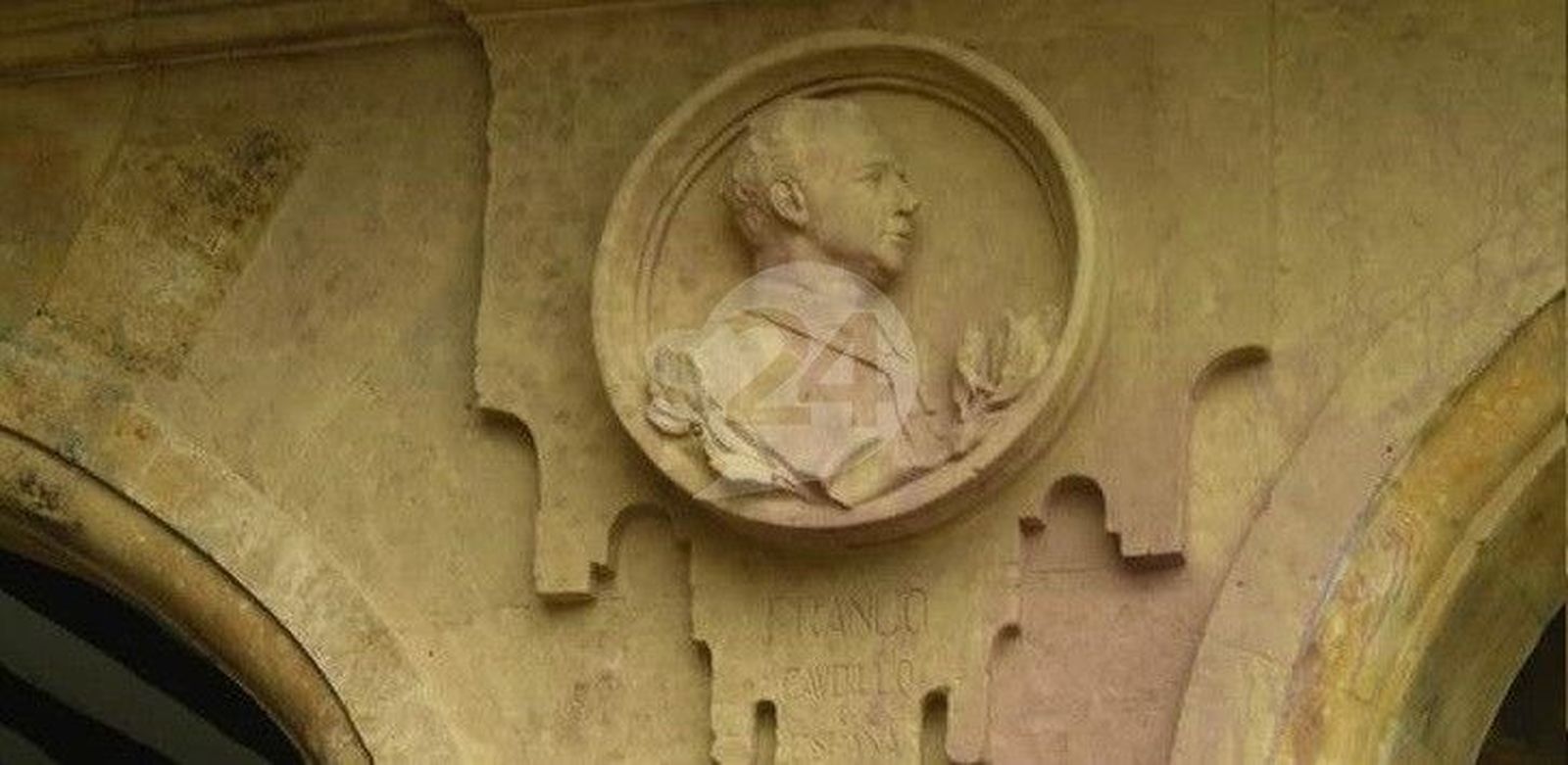 Vía libre para retirar el medallón de Franco de la Plaza Mayor: el juez desestima el recurso de la fundación del dictador