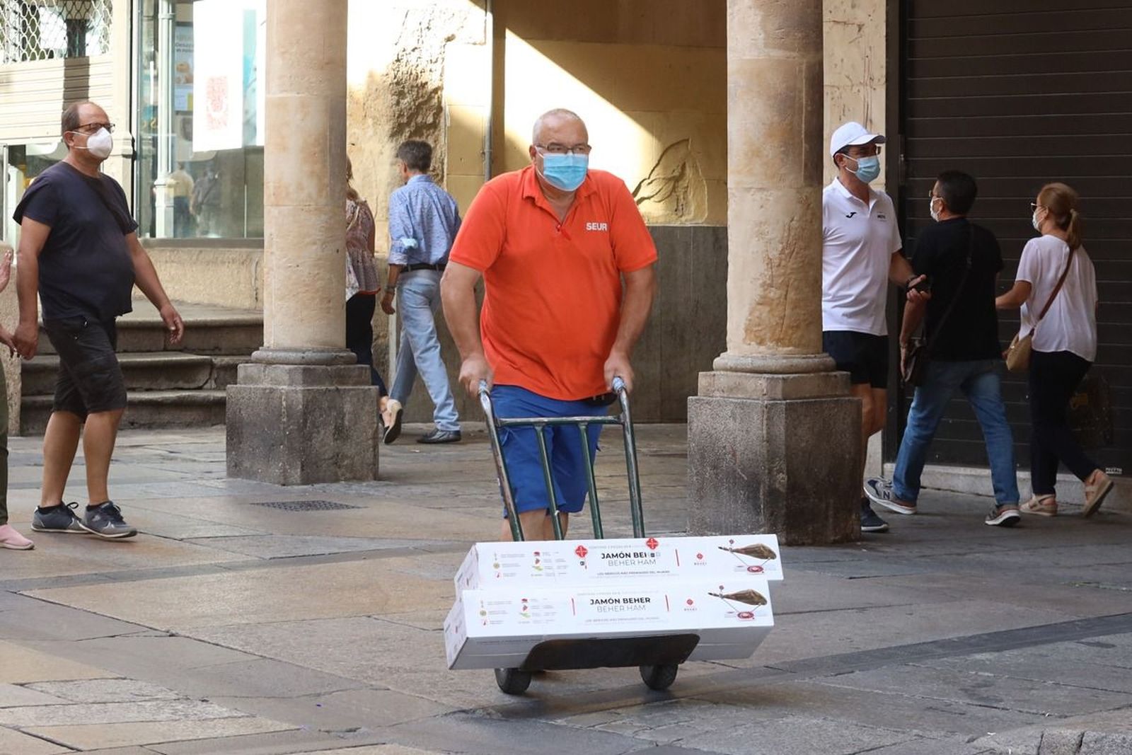 Un repartidor carga material por una de las calles del centro de Salamanca.