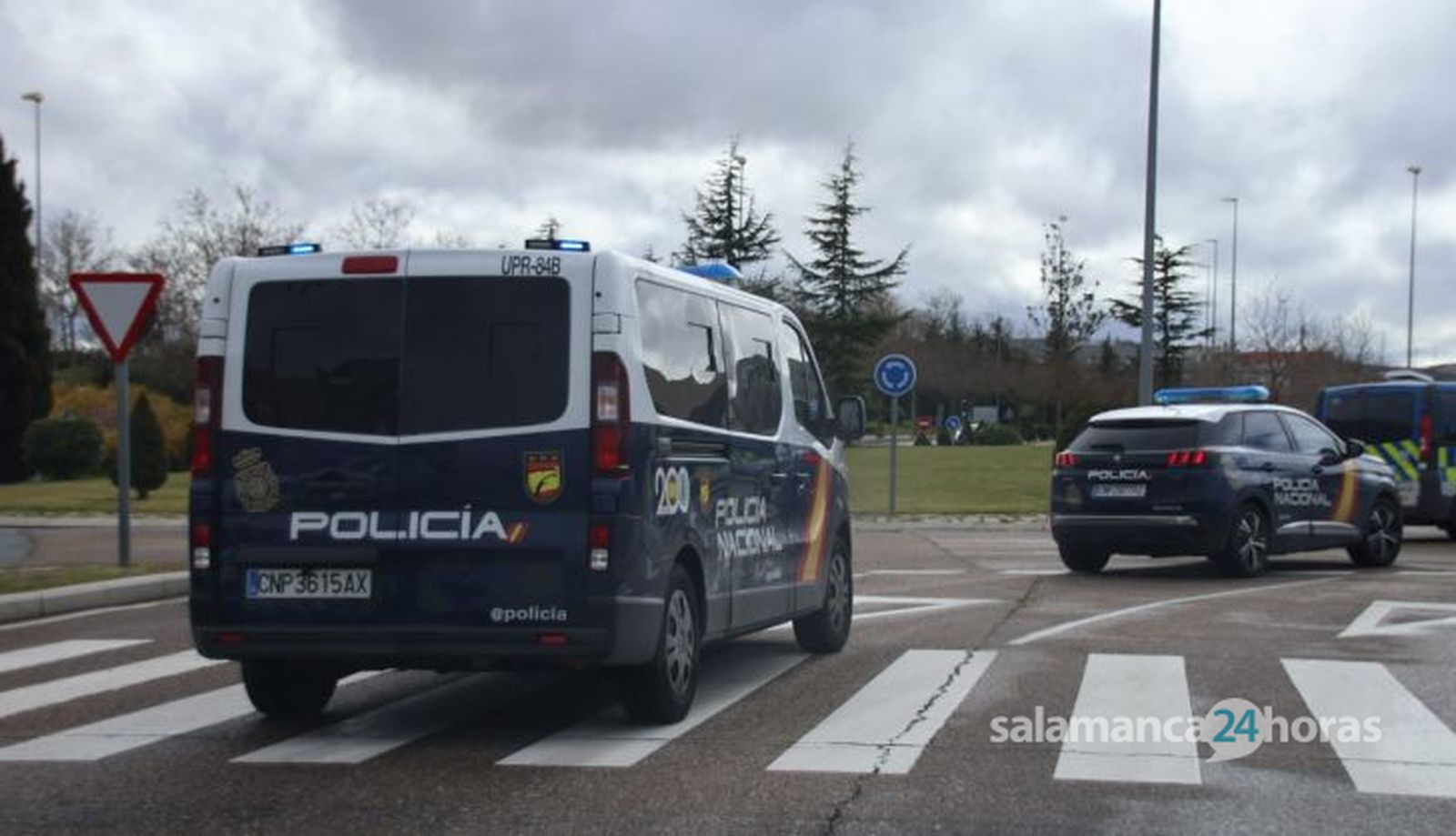 Policía local y Nacional llevándose al detenido que se fugó en la mañana de este jueves (5)