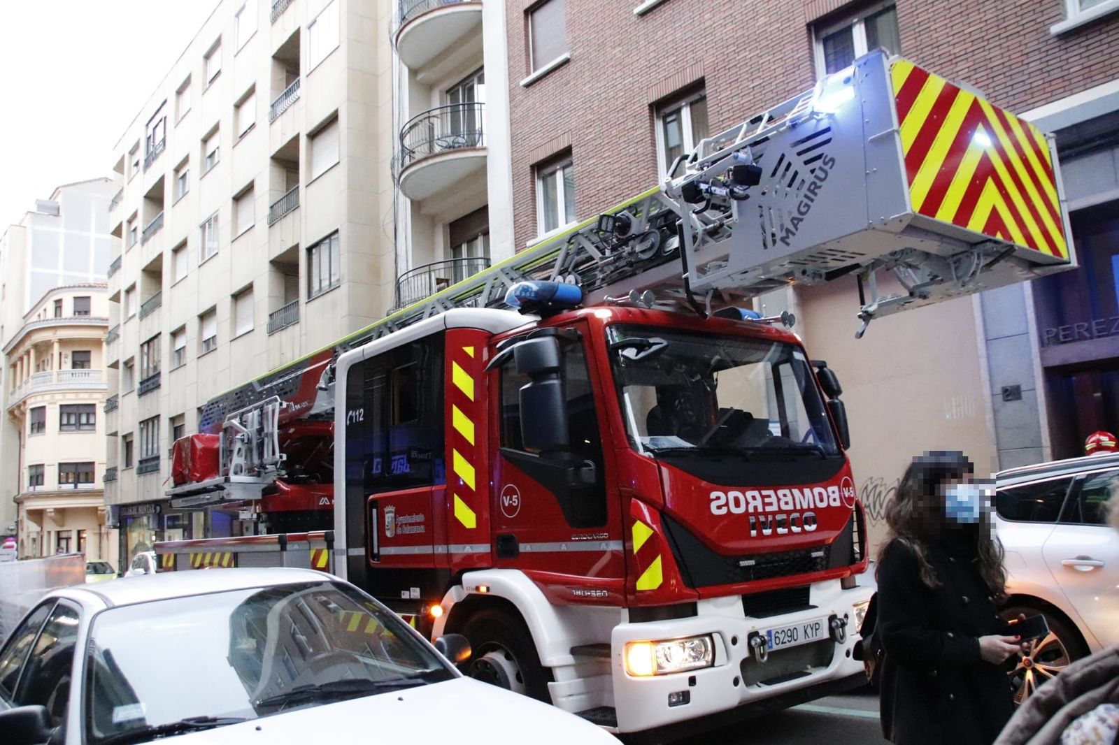Bomberos y Policía Local en la calle Pérez Oliva (4) Bomberos y Policía Local en la calle Pérez Oliva (4)