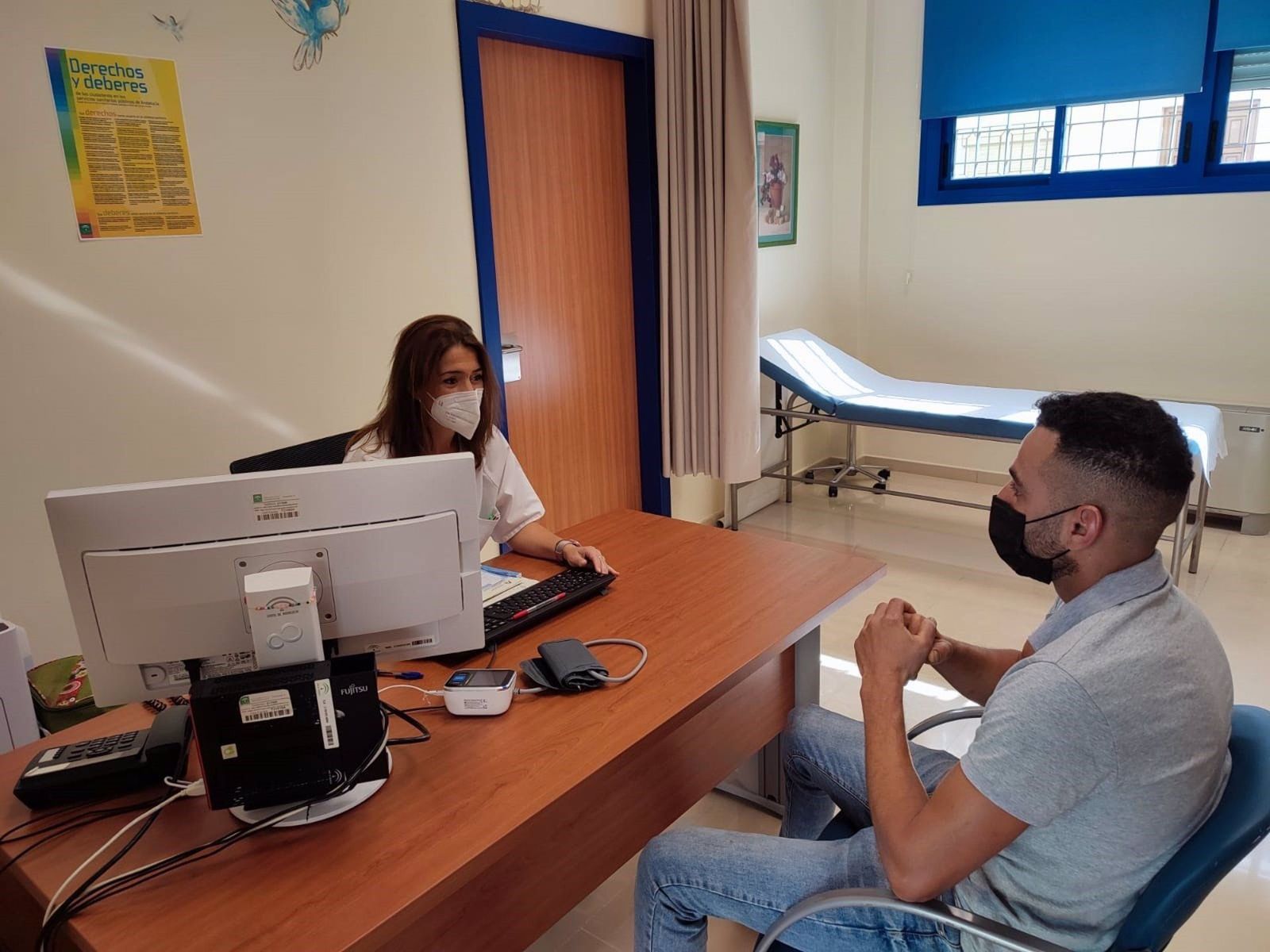 Un paciente es atendido en la Consulta de Acogida de Enfermería del Área Sanitaria. Foto EP