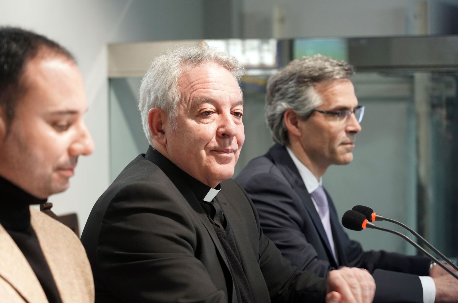 El vicario General de la Archidiócesis de Valladolid, Jesús Fernández Lubiano; el ecónomo de la Archidiócesis de Valladolid, Óscar Agüera, y el delegado episcopal de Cáritas Diocesana de Valladolid, José Colinas