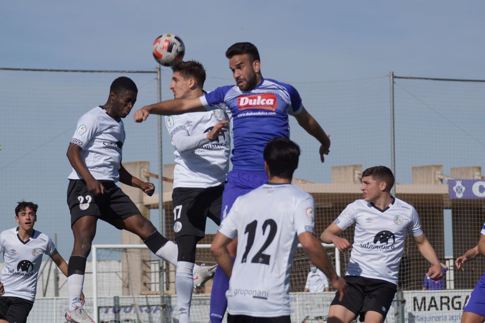 Antonio Paz, Lauren y Oumar en una disputa aérea en el Municipal Luis García.