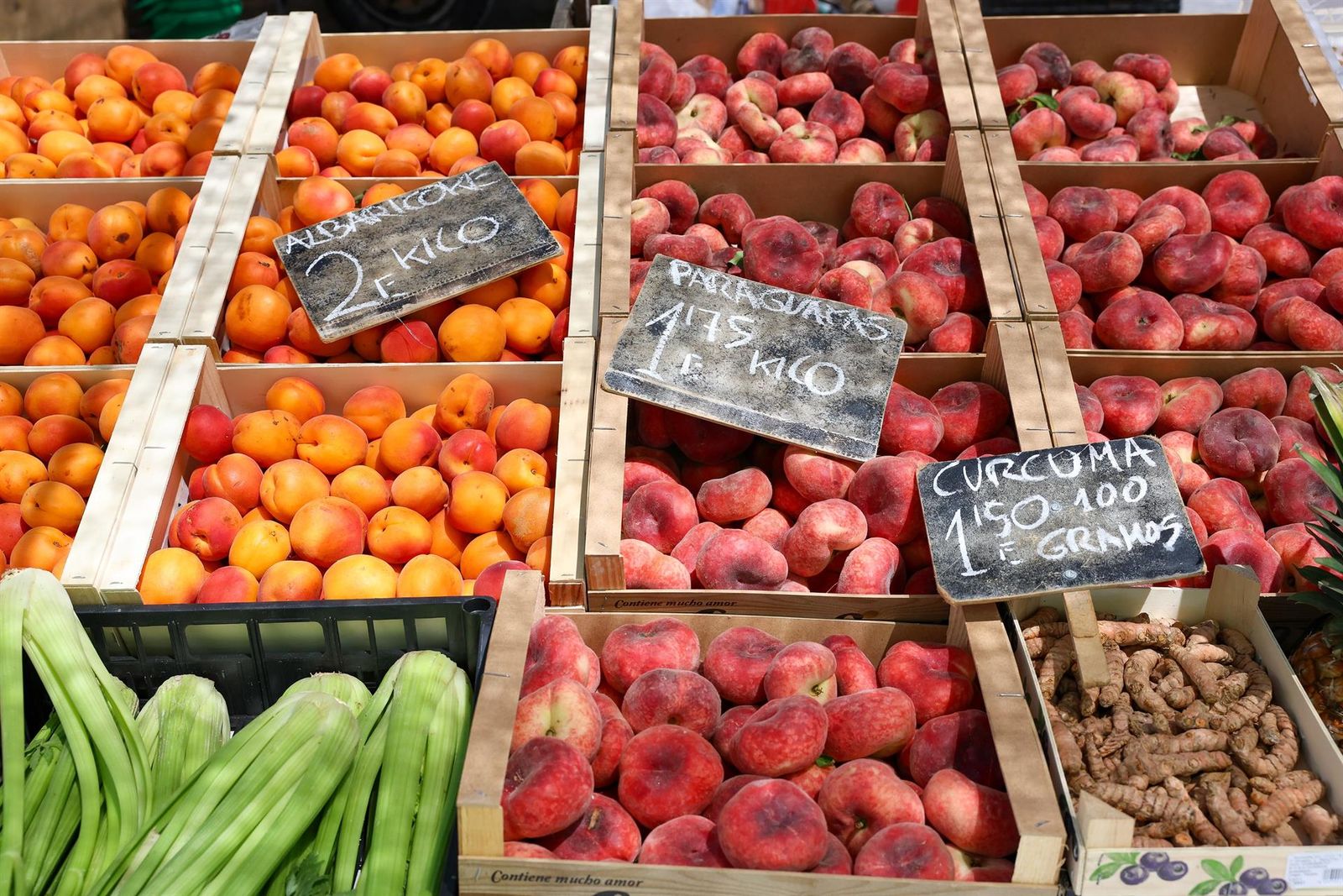Cajas de piezas de frutas en un mercado de la Comunidad de Madrid, a 12 de junio de 2024, en Madrid (España). - Marta Fernández Jara - Europa Press - Archivo