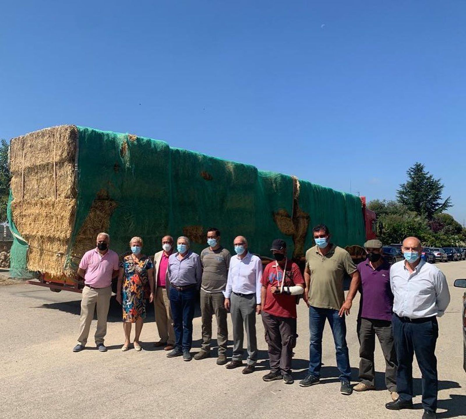 Entrega del camión de forraje en San Felices