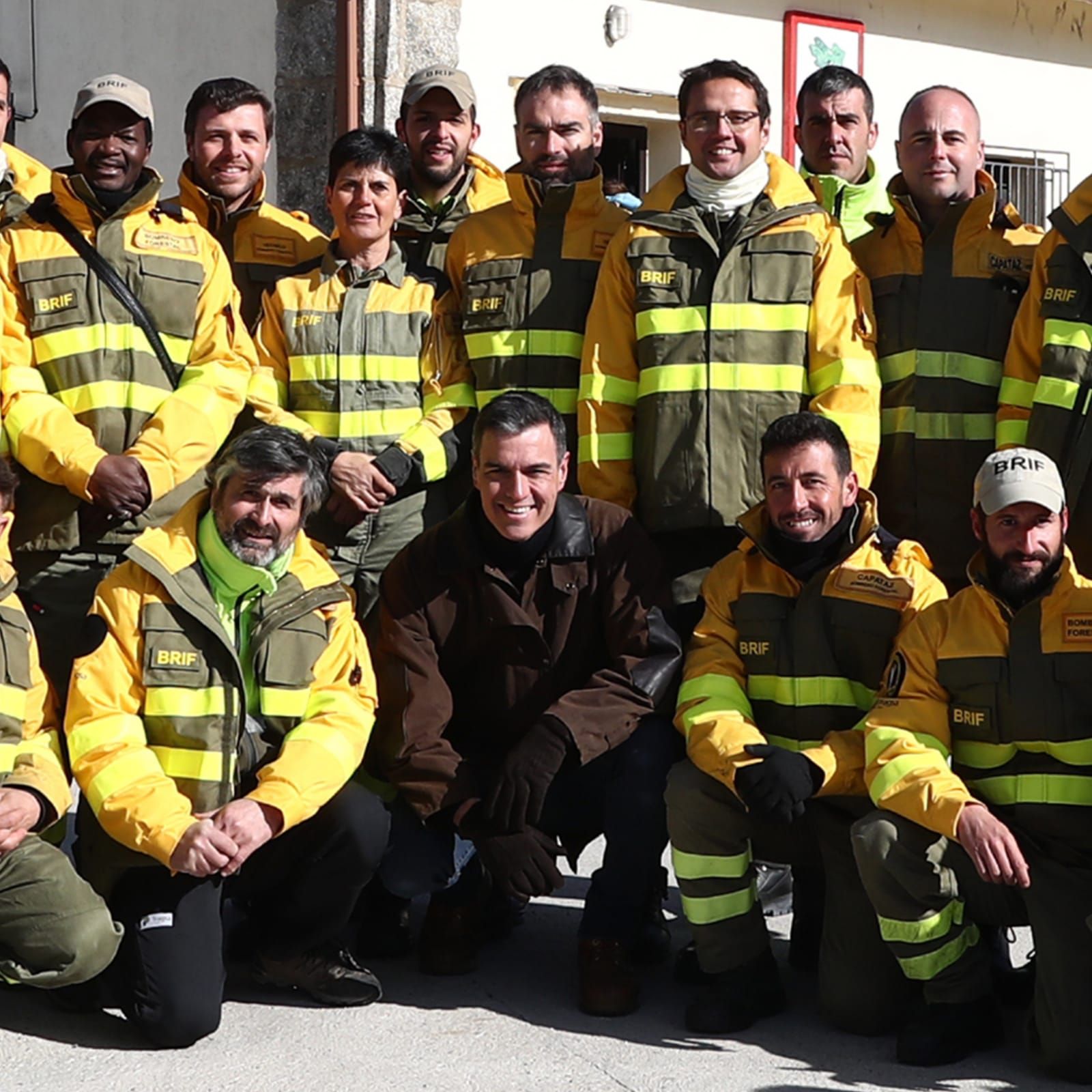 Pedro Sánchez con bomberos forestales
