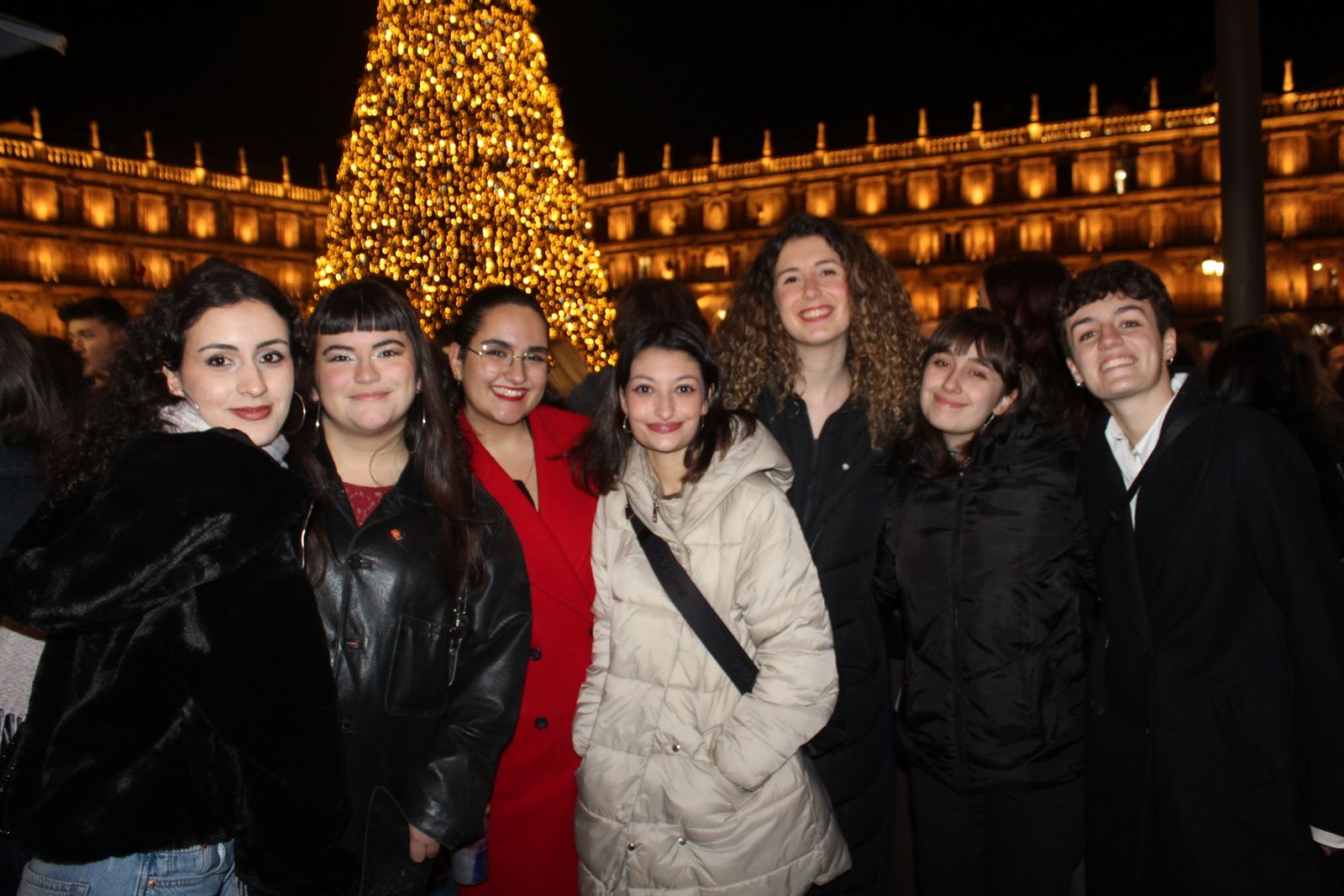 Miles de personas disfrutan de las campanadas y la fiesta del Fin de Año Universitario